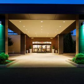 Holiday Inn and Suites Charleston West by IHG，位于查尔斯顿的酒店