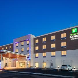Holiday Inn Express & Suites - Medford by IHG，位于梅德福的酒店