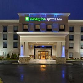 Holiday Inn Express & Suites Malone by IHG，位于Malone的酒店