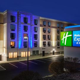 Holiday Inn Express Hotel & Suites Providence-Woonsocket by IHG，位于Woonsocket的酒店