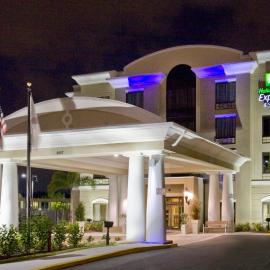 Holiday Inn Express Hotel & Suites Tampa-USF-Busch Gardens by IHG，位于坦帕的酒店
