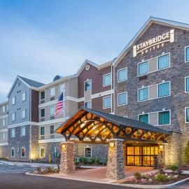 Staybridge Suites Canton by IHG，位于北坎顿的酒店