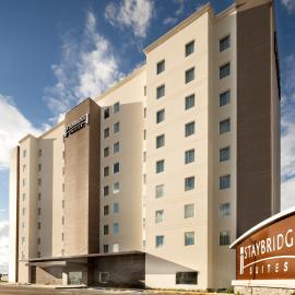 Staybridge Suites Silao by IHG，位于锡劳的酒店