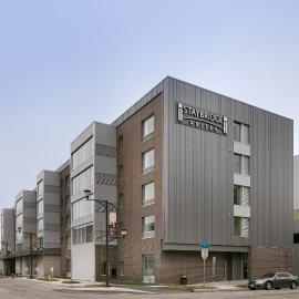 Staybridge Suites Des Moines Downtown by IHG，位于德梅因的酒店