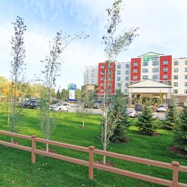 Holiday Inn Express and Suites Calgary University by IHG，位于卡尔加里的酒店