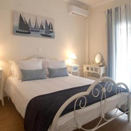 The Bluehouse - Spacious top floor flat with parking, by Mon Repos beach，位于科孚镇的酒店