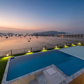 SHIN Arch39 Phuket Beach Front - SHA Plus，位于查龙的酒店