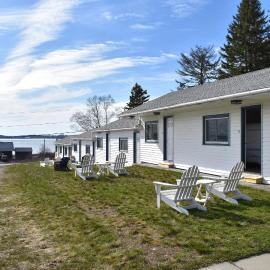 Friars Bay Inn & Cottages，位于Welshpool的酒店