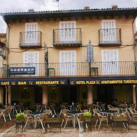 Hotel plaza,位于里亚萨的酒店