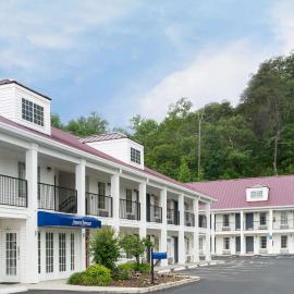 Howard Johnson by Wyndham Dalton，位于道尔顿的酒店