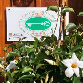 Hotel Vecchia Stazione Mountain Elegance，位于罗阿纳的酒店