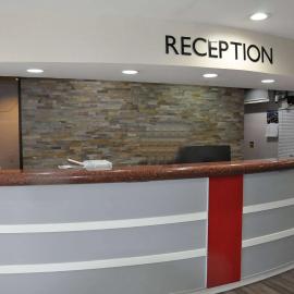 Ramada by Wyndham Abbotsford，位于阿伯茨福德的酒店