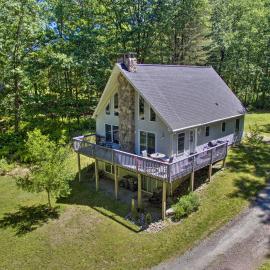 Spacious Home w/ Deck, Grill & Delaware River View，位于Callicoon的酒店