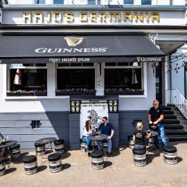 Hajo´s Germania Lodge & Irish Pub，位于吕德斯海姆的酒店
