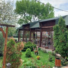 Pensiune Restaurant Rustic Rm Sarat，位于勒姆尼库瑟拉特的酒店