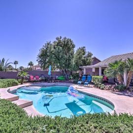 Incredible Strip View, Peaceful Poolside Escape，位于亨德森的酒店