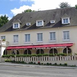 Logis Hotel Restaurant Du Commerce，位于Pont-d'Ouilly的酒店