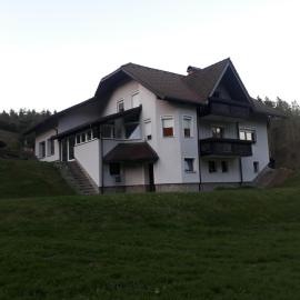 Apartma Juteršek，位于Libeliče的酒店