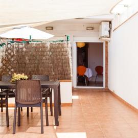 Patio Budget Apartment 12，位于卡隆赫的酒店