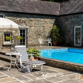 Ardnavaha House Poolside Cottages - see site，位于克洛纳基尔蒂的酒店
