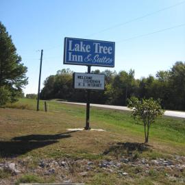 Lake Tree Inn & Suites，位于Woodland Hills的酒店