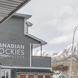 Canadian Rockies Chalets by Trilink - 2 & 3 Bedroom Condos - Self Check-In - Walking Distance to Downtown - Free Parking - Pet-Friendly - No AC，位于坎莫尔的酒店