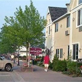 Court Plaza Inn & Suites of Mackinaw，位于麦基诺城的酒店