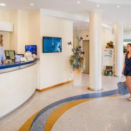 Hotel Baia Bianca，位于迪亚诺马里纳的酒店