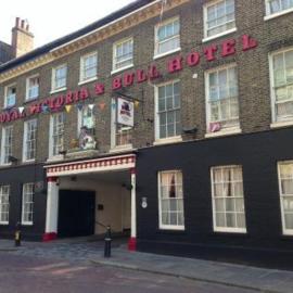 The Royal Victoria & Bull Hotel，位于罗切斯特的酒店