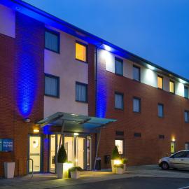 Holiday Inn Express Bedford by IHG，位于贝德福德的酒店