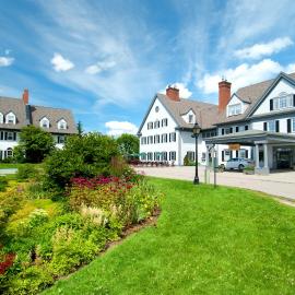 The Essex Resort & Spa，位于伯灵顿的酒店