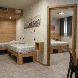 Hotel Bed & Rooms , Corte Rossa -1 Min Walk To Bernina Express，位于蒂拉诺的酒店