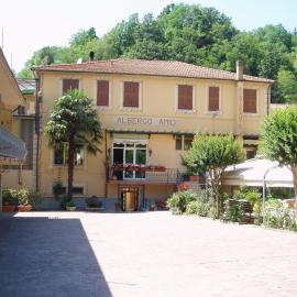Albergo Amici，位于瓦雷塞利古雷的酒店