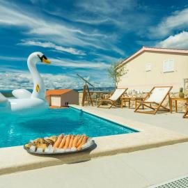 Luxury Villa Allen with Pool，位于科里米诺的酒店