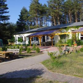 Hostel Waldhaus Am Ferienpark Mirow -Zimmer DU WC，位于米罗的酒店