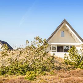 Cozy Home In Hvide Sande，位于比耶勒高的酒店
