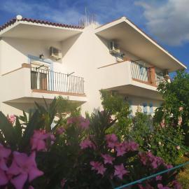 Seaview Saravari Studios，位于Áyios Aléxandros的酒店