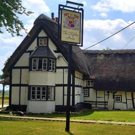 The Clifden Arms B&B，位于Worminghall的酒店