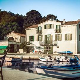 Private luxury Villa del Mar on Solta for up to 10 persons, heated pool, free parking, next to sea! FREE Kajak & Mountainbikes, GREAT living area & privacy!，位于罗加克的酒店