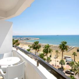 Les Palmiers Beach Boutique Hotel & Luxury Apartments，位于拉纳卡的酒店