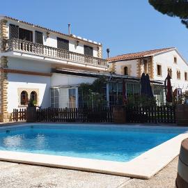 Hotel Restaurant El Bosc，位于Banyeres del Penedes的酒店