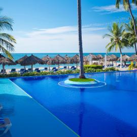 Crown Paradise Club Puerto Vallarta All Inclusive，位于巴亚尔塔港的酒店