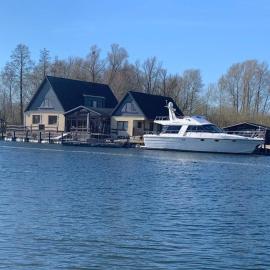 Ausflugsrestaurant & Pension Aalbude & Hausfloßvermietung 15 PS am Kummerower See-Verchen，位于Dargun的酒店
