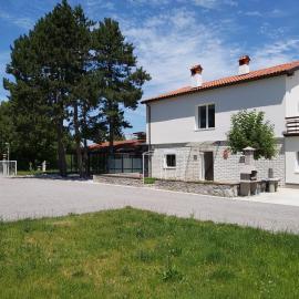 Divača, Vila Srebrna，位于迪瓦查的酒店