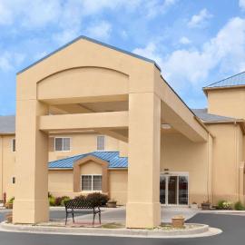 Baymont by Wyndham Fort Wayne，位于韦恩堡的酒店
