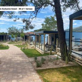 Victoria Mobilehome in Padova Premium Camping Resort，位于班约勒的酒店