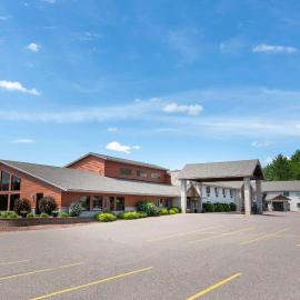 AmericInn by Wyndham Merrill，位于Merrill的酒店