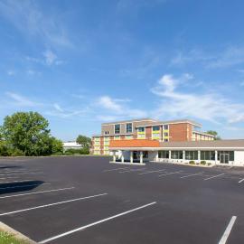Days Inn & Suites by Wyndham Grand Rapids Near Downtown，位于大急流城的酒店