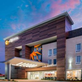 La Quinta Inn & Suites by Wyndham Lewisville，位于路易斯维尔的酒店