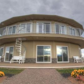 Around the Sea - Cana da's Rotating House, Suites & Tours，位于北拉斯蒂科的酒店